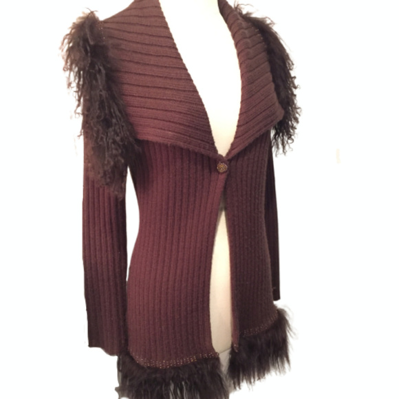 🧥Stylish Brown Sweater with Furry Fringe and Beaded Button - Size Medium 🍂🧥 - Picture 10 of 10